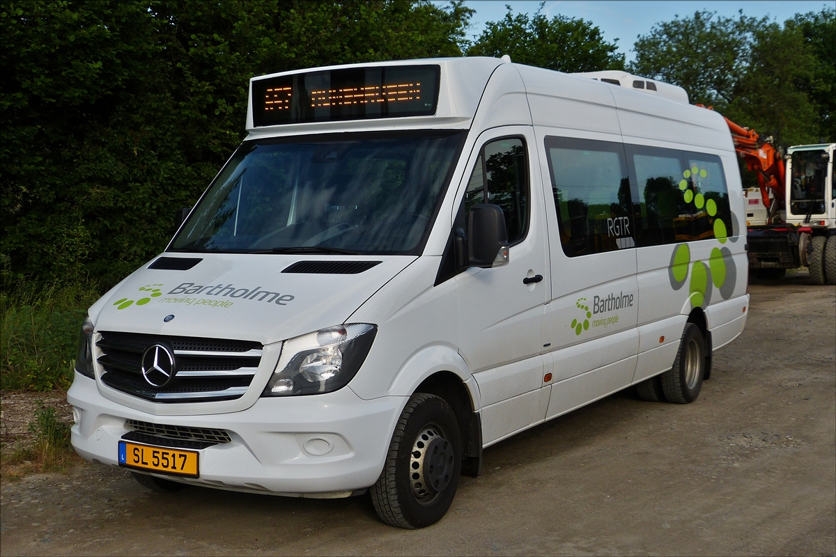 SL 5517, Mercedes Benz Kleinbus, von Voyages Bartholme (Sales Lentz Group), wartet in Wilwerwiltz auf die Ankunft des Zuges um  danach seine Linie abzufahren. 02.06.2017