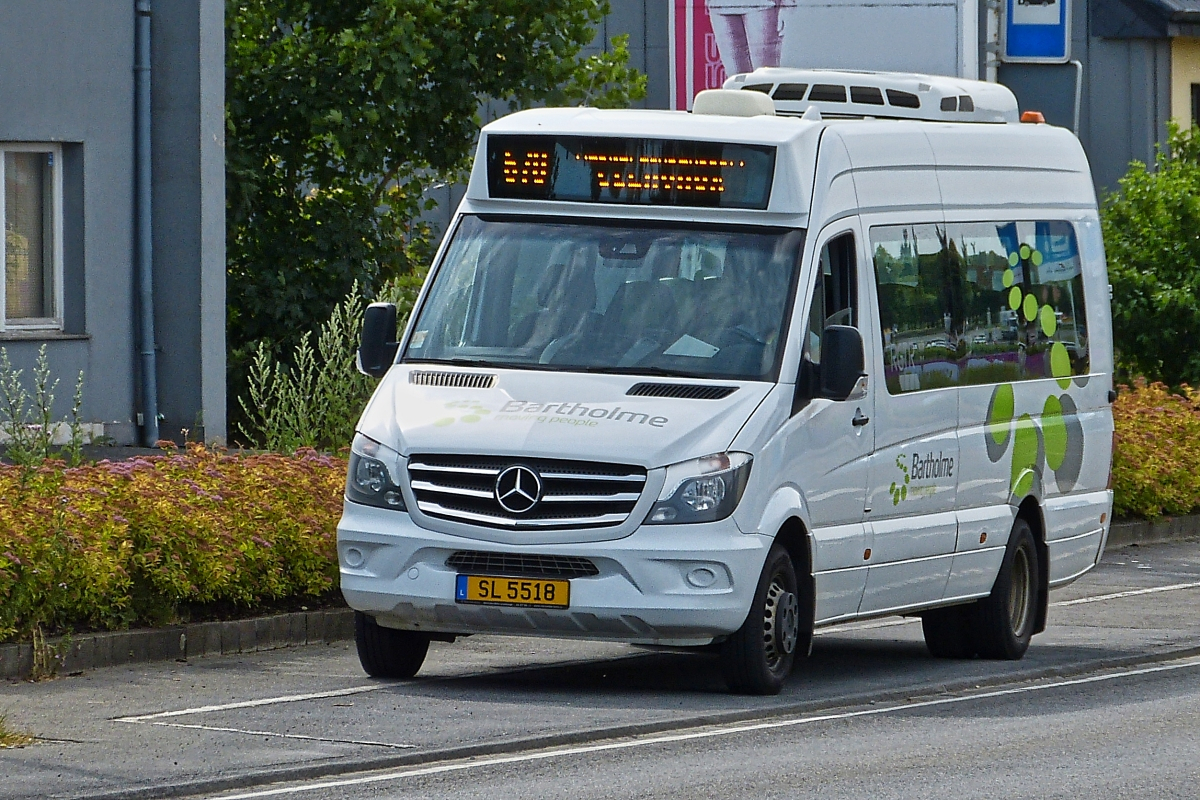 SL 5518, Mercedes Benz Sprinter, an der Bushaltestelle in Marnach. 01.07.2019
