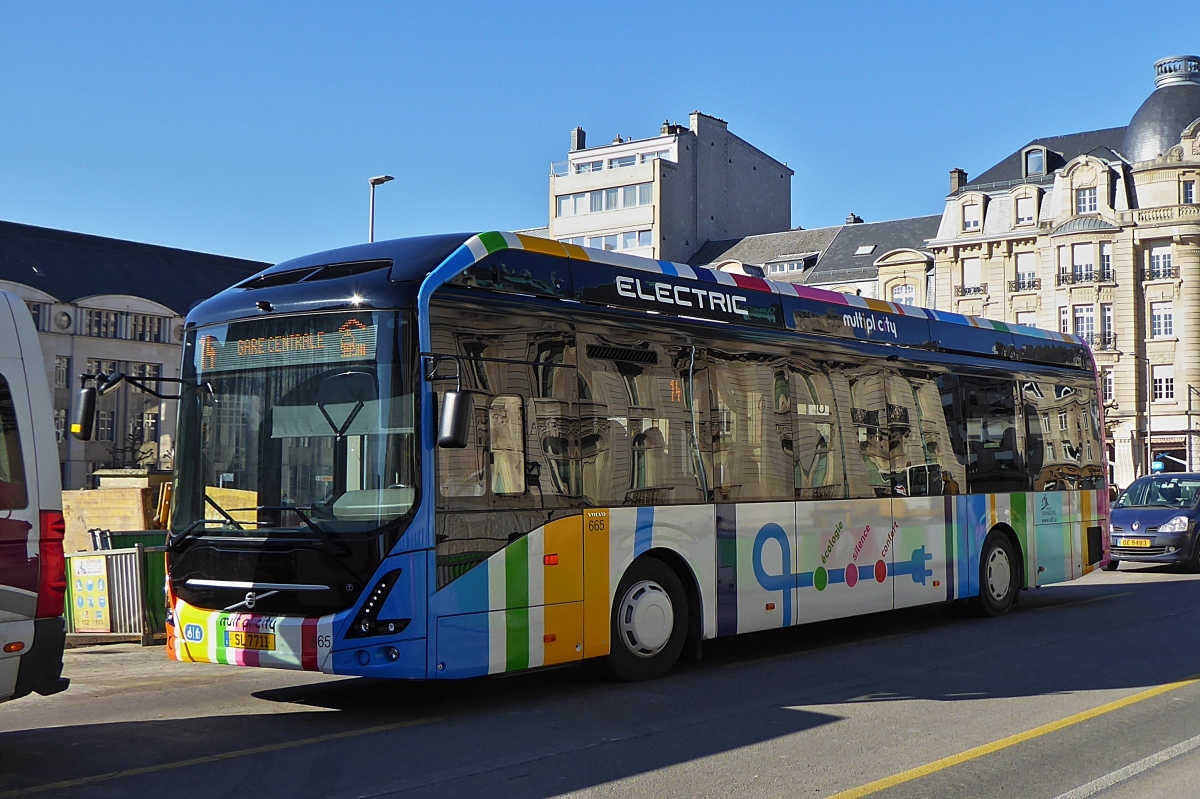 SL 7711, Volvo Elektrobus des VDL, im Baustellenbereich der Straßenbahn in Richtung Hauptbahnhof in Luxemburgstadt unterwegs. 14.02.2019