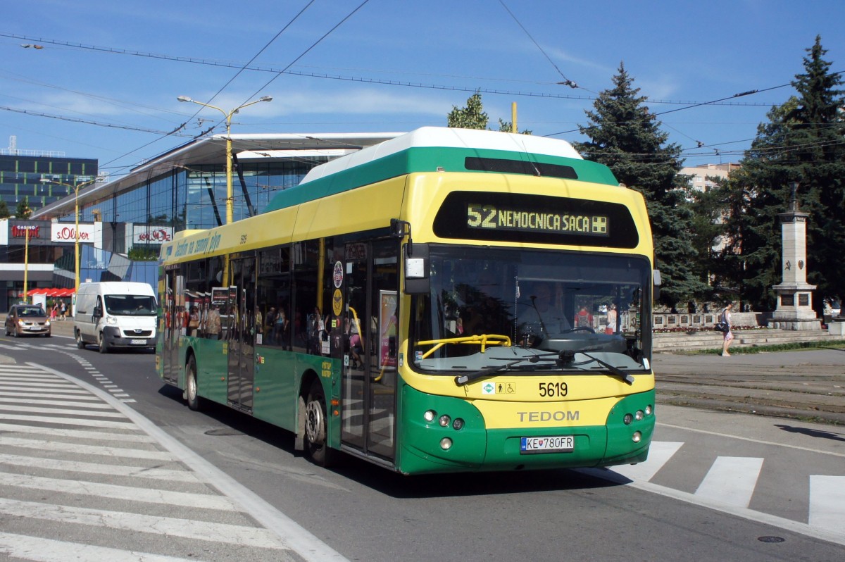 Slowakei / Košice: TEDOM C12 G, ein Erdgasbus mit der Wagennummer 5619, aufgenommen im Juni 2014 in der Innenstadt (Námestie osloboditel`ov) von Košice.
