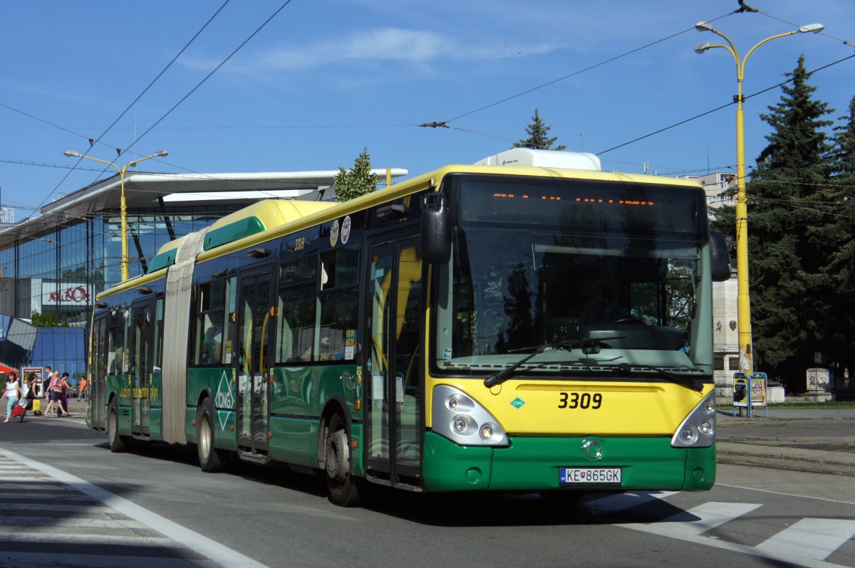 Slowakei / Koice: IRISBUS Citelis 18M CNG, ein Erdgas-Gelenkbus mit der Wagennummer 3309, aufgenommen im Juni 2014 in der Innenstadt (Nmestie osloboditel`ov) von Koice.