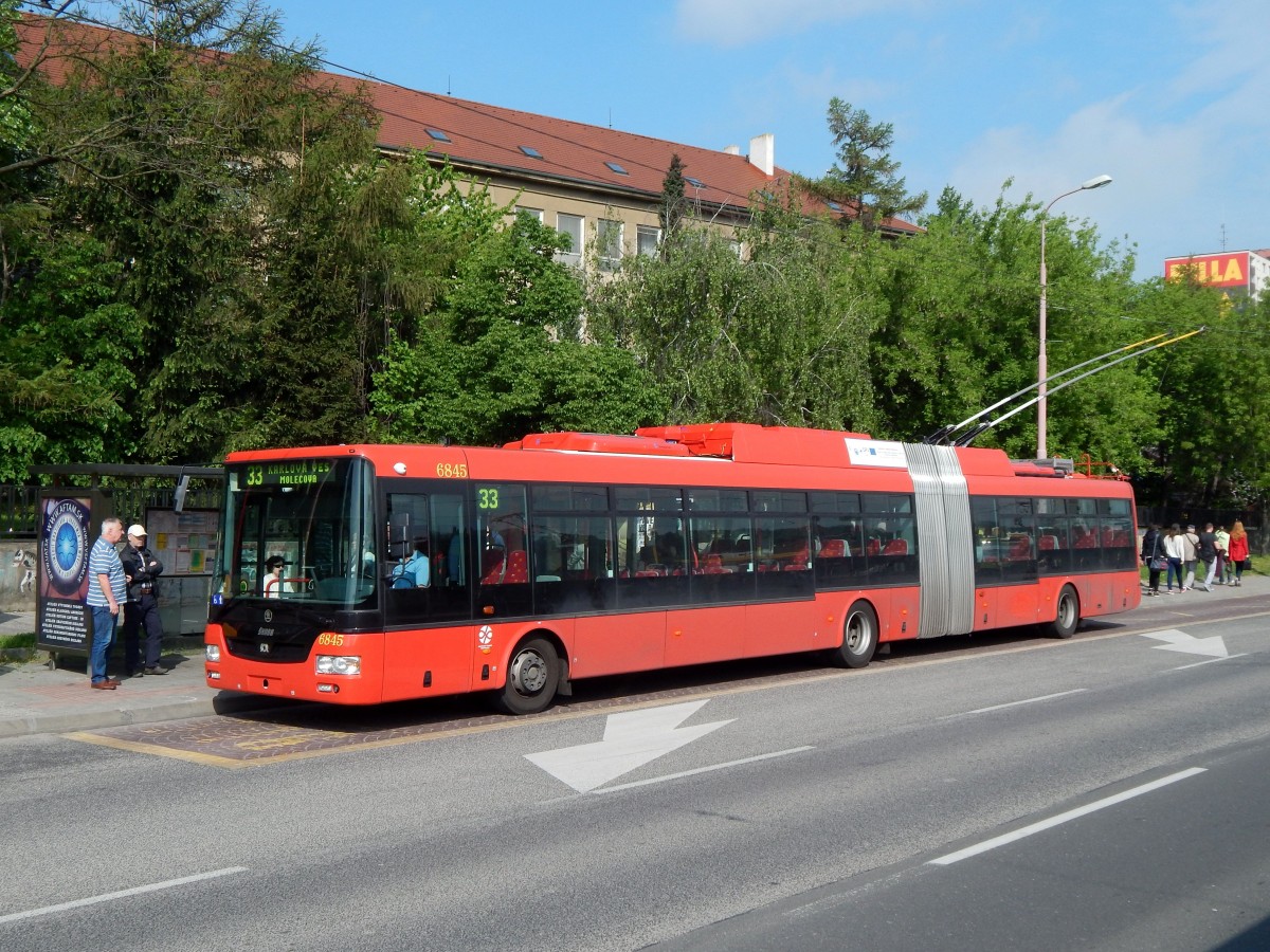 Slowakei / Stadtbus Bratislava: Škoda 31Tr SOR - ein O-Bus mit der Wagennummer 6845, aufgenommen im Mai 2015 an der Haltestelle  Molecova  in Bratislava.