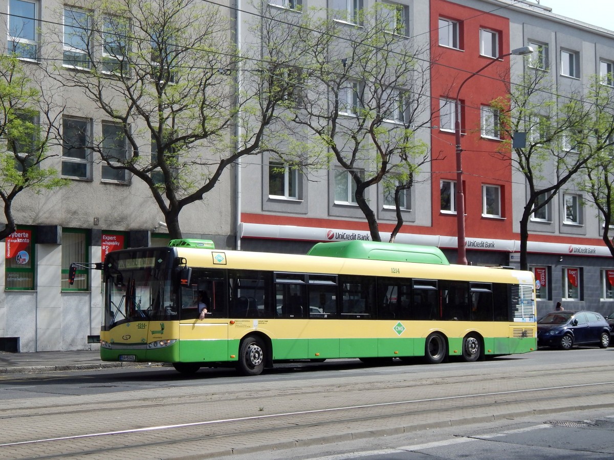 Slowakei / Stadtbus Bratislava: Solaris Urbino 15 CNG (defekt) - Wagen 1214, aufgenommen im Mai 2015 an der Haltestelle  Trnavské mýto  in Bratislava.