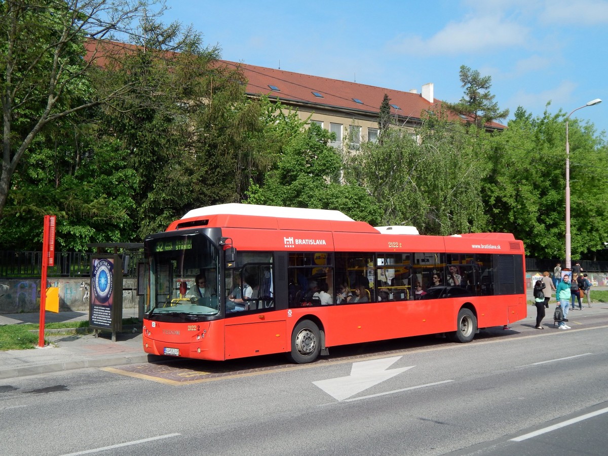 Slowakei / Stadtbus Bratislava: Tedom C12 G - ein Erdgasbus mit der Wagennummer 2122, aufgenommen im Mai 2015 an der Haltestelle  Molecova  in Bratislava.