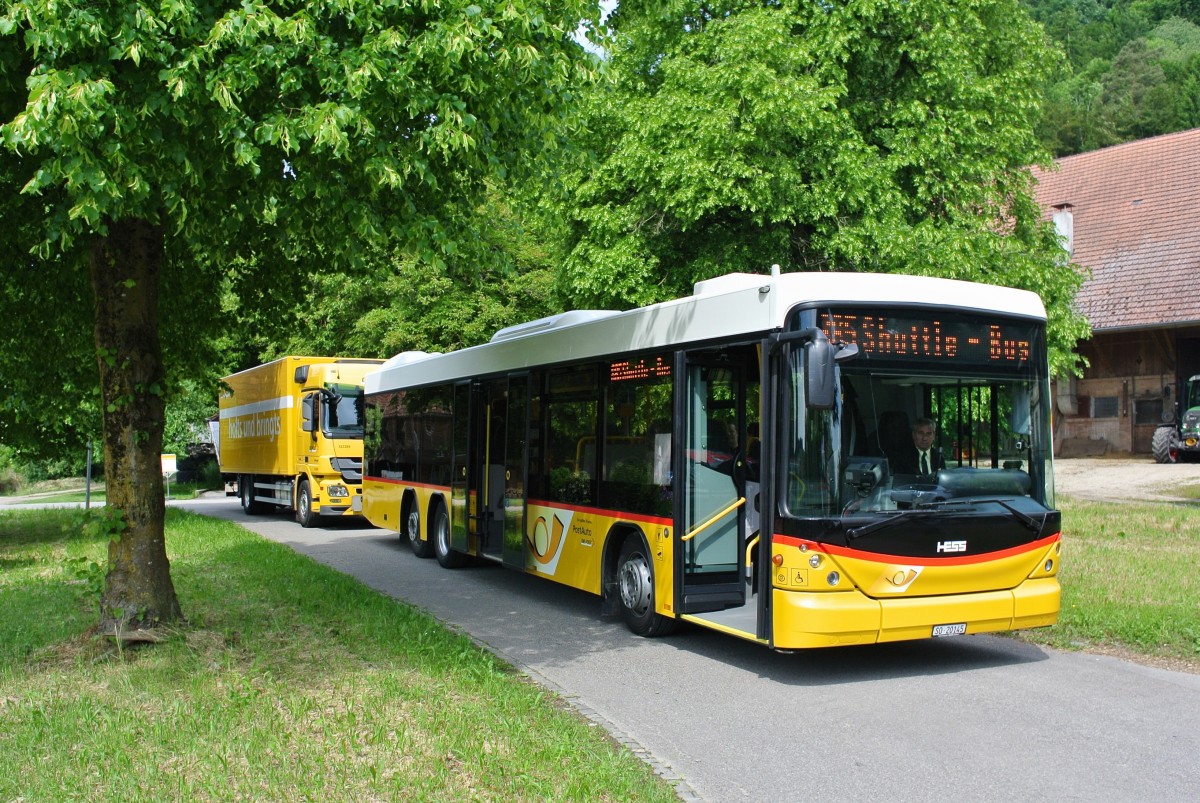 SlowUp Soltohurn/Bucheggberg: Ab Balm bei Messen verkehrt für die Teilnehmer welche nicht die ganze Strecke befahren wollen ein Shuttle Postauto. Der Lastwagen dahinter dient zum Verlad der Velos, 24.05.2014.
