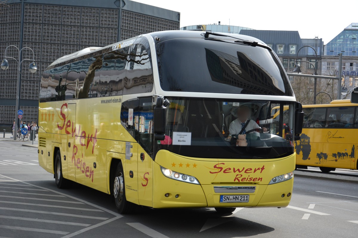 SN-HN 211 fährt am 11.04.2015 durch Berlin. Aufgenommen wurde ein Neoplan Cityliner / Berlin Zoologischer Garten.
