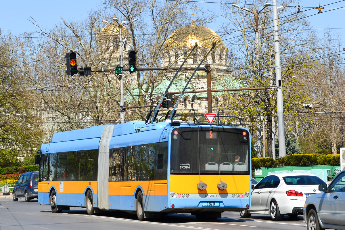 Sofia/Bulgarien - Skoda-Solaris - O-Bus der Linie 5 auf Tsar Osvoboditel-Boulevard unweit der Metro-Haltestelle  Sofia University 'St. Kliment Ohridski'  
Im Hintergrund die Alexander-Newski-Kathedrale.
(Aufnahme: 2017-04-02 - 11:43 Uhr)