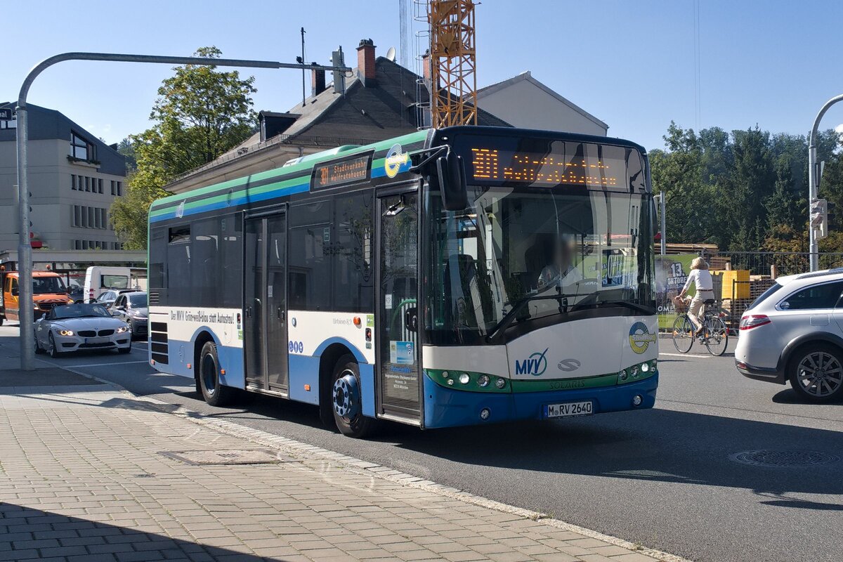 Solaris Alpino von Regionalverkehr Oberbayern (M-RV 2640) als Linie 301 in Wolfratshausen, Sauerlacher Straße. Aufgenommen 25.8.2022.
