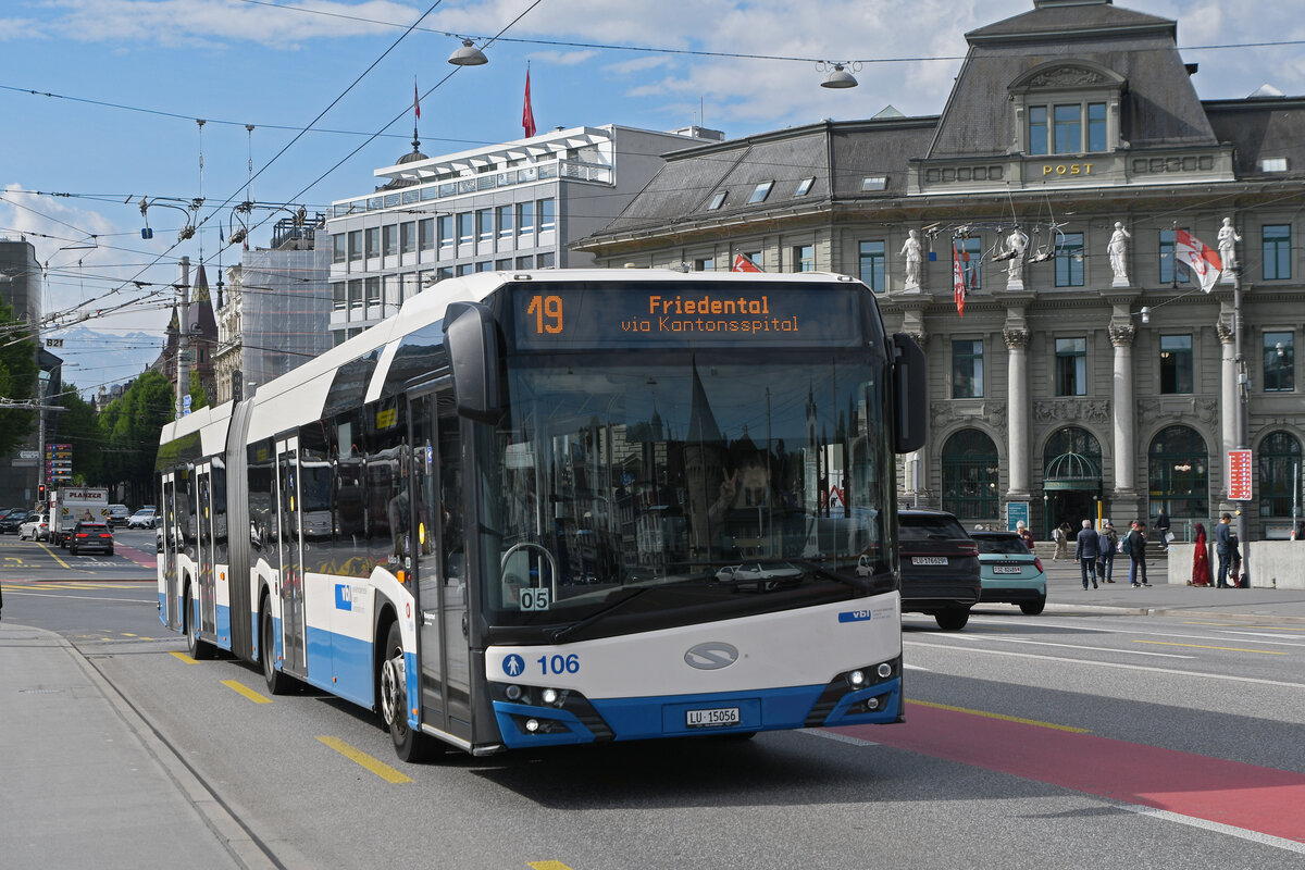 Solaris Bus 106, auf der Linie 19, �berquert am 08.05.2026 die Seebr�cke in Luzern.