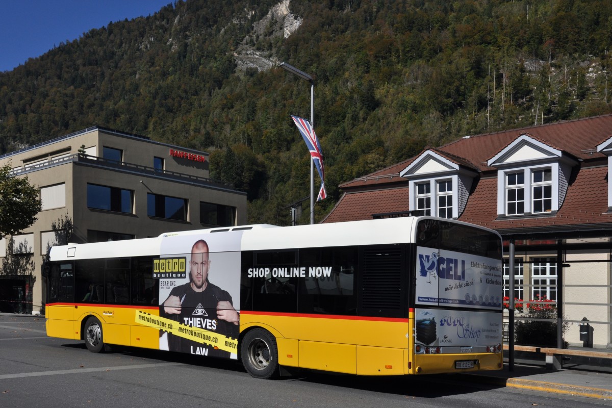 Solaris Bus auf der Linie 103 wartet am Bahnhof Interlaken Ost. Die Aufnahme stammt vom 09.10.2014.