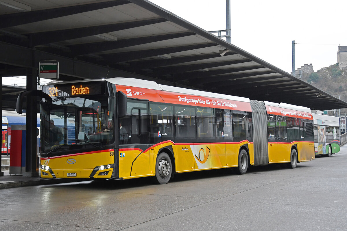 Solaris Bus der Post 80, auf der Linie 321, wartet am 25.01.2023 an der Haltestelle beim Bahnhof Baden.