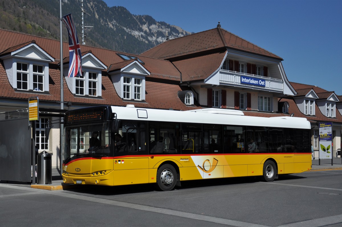 Solaris Bus der Post am Bahnhof Interlaken Ost. Die Aufnahme stammt vom 17.04.2014.