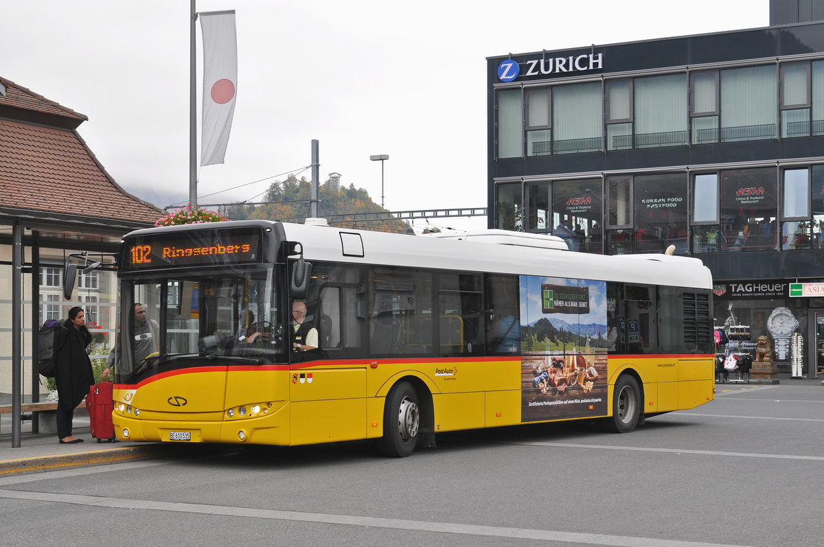Solaris Bus der Post, auf der Linie 102 wartet beim Bahnhof Interlaken Ost. Die Aufnahme stammt vom 10.10.2015.