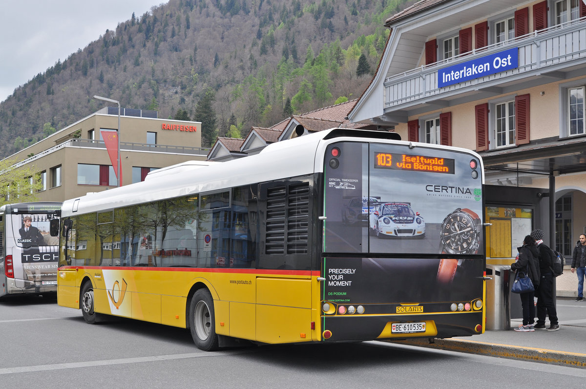 Solaris Bus der Post, auf der Linie 103, wartet beim Bahnhof Interlaken Ost. Die Aufnahme stammt vom 17.04.2017.