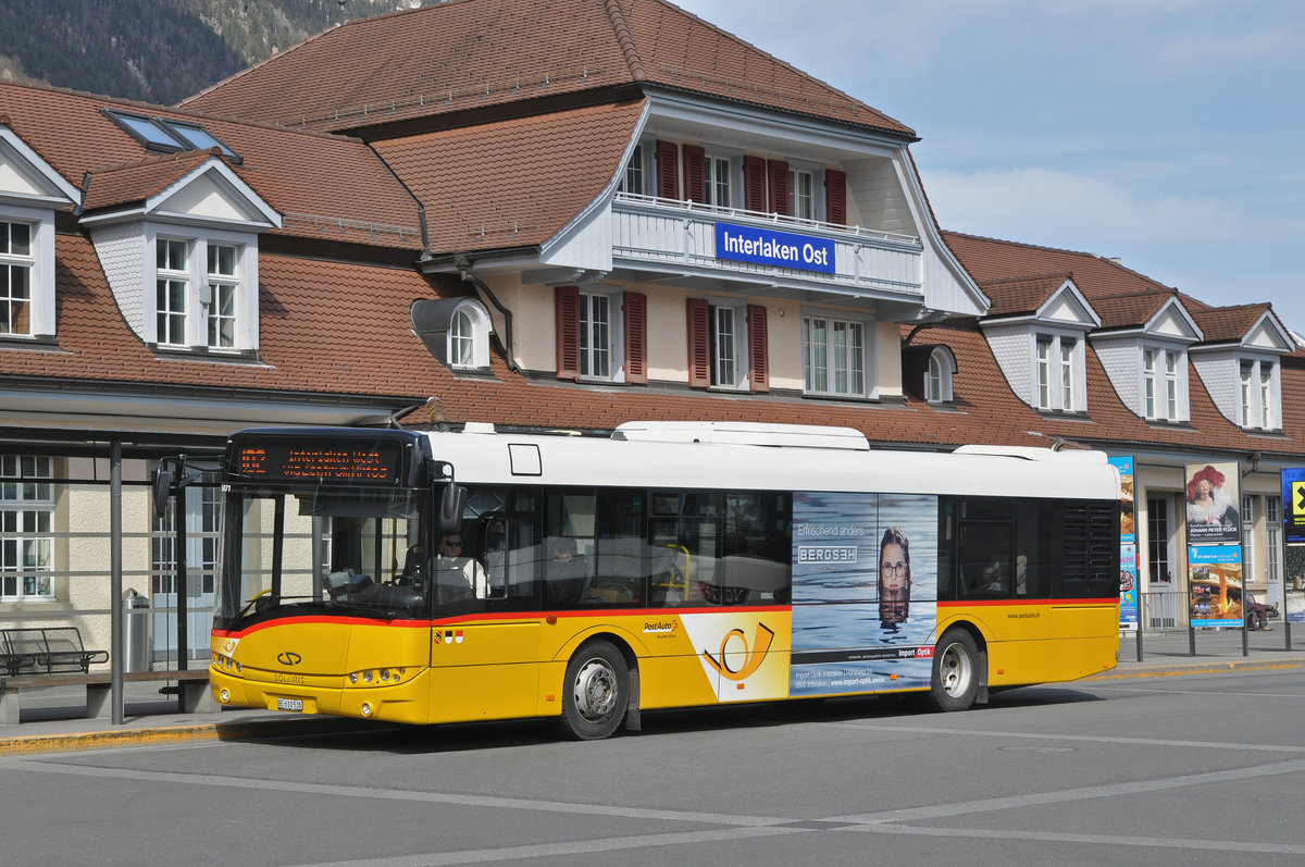Solaris Bus der Post, auf der Linie 102, wartet an der Endstation beim Bahnhof Interlaken Ost. Die Aufnahme stammt vom 03.04.2018.