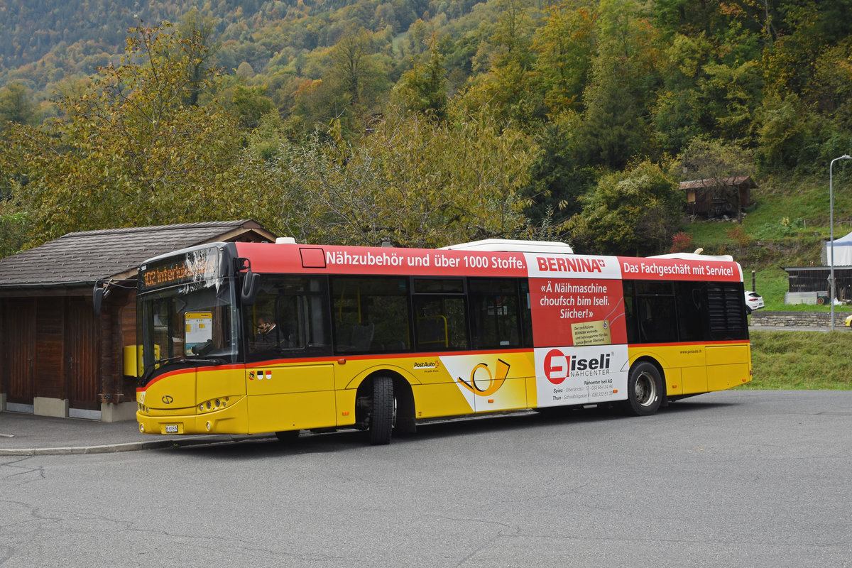 Solaris Bus der Post, auf der Linie 102, wartet an der Endstation in Ringgenberg. Die Aufnahme stammt vom 11.10.2018.