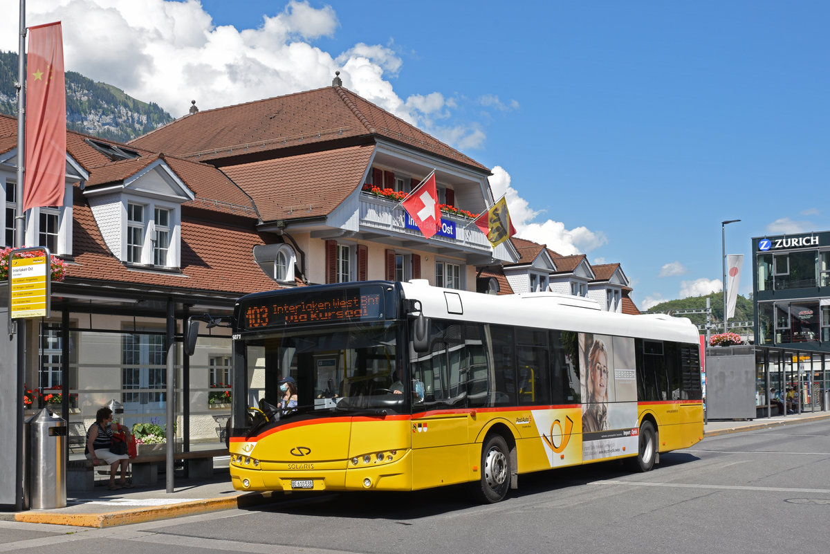 Solaris Bus der post, auf der Linie 103, wartet an der Endstation am Bahnhof Interlaken Ost. Die Aufnahme stammt vom 25.07.2020.