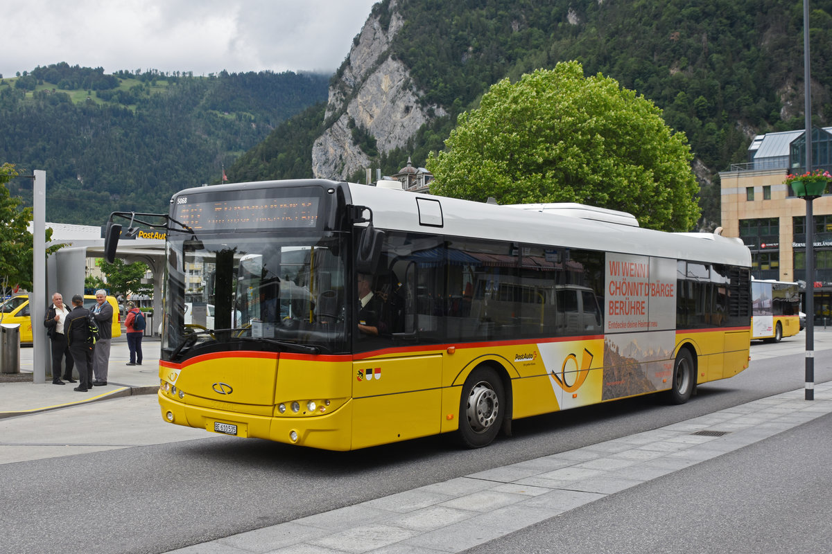 Solaris Bus der Post, auf der Linie 102, fährt zur Haltestelle beim Bahnhof Interlaken West. Die Aufnahme stammt vom 05.06.2020.