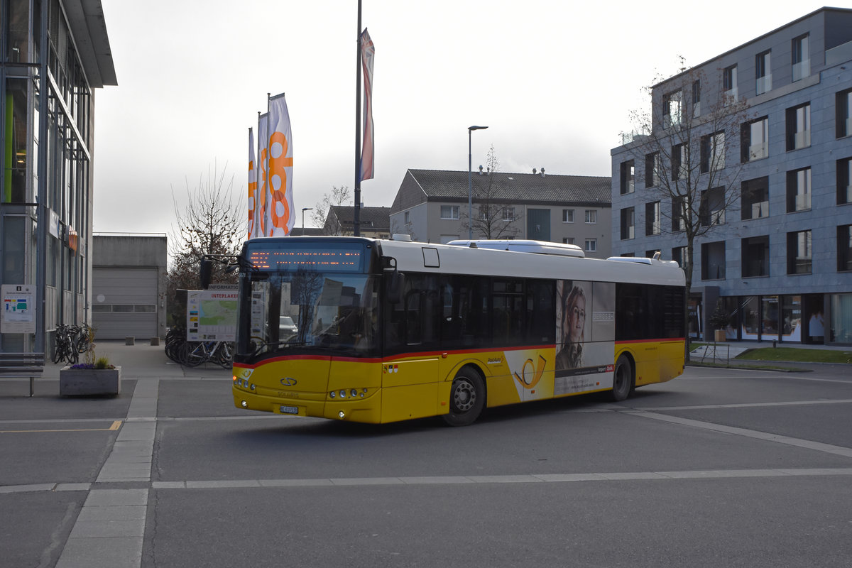 Solaris Bus der Post, auf der Linie 102, fährt zur Endstation beim Bahnhof Interlaken Ost. Die Aufnahme stammt vom 27.11.2020.