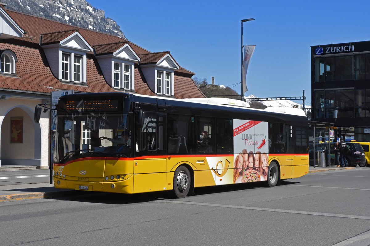 Solaris Bus der Post, auf der Linie 103, wartet an der Endstation beim Bahnhof Interlaken Ost. Die Aufnahme stammt vom 08.04.2021.