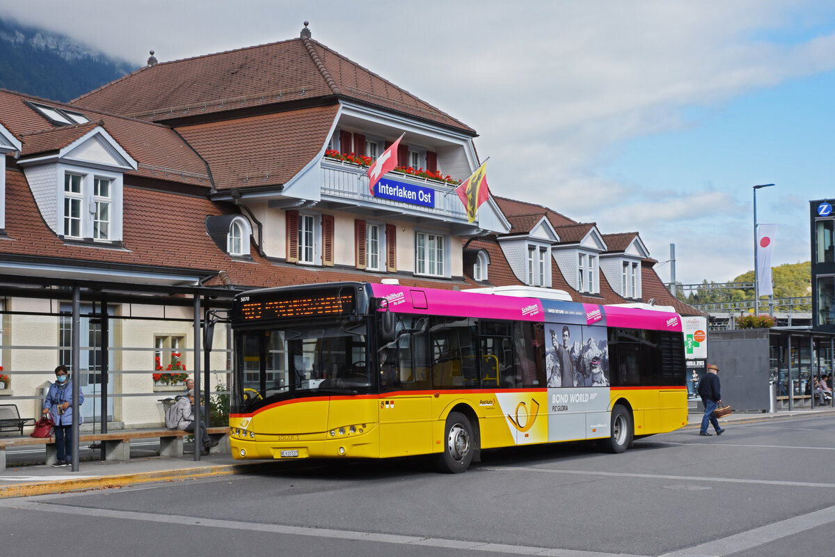 Solaris Bus der Post, auf der Linie 103, wartet an der Haltestelle beim Bahnhof Interlaken Ost. Die Aufnahme stammt vom 08.10.2021.