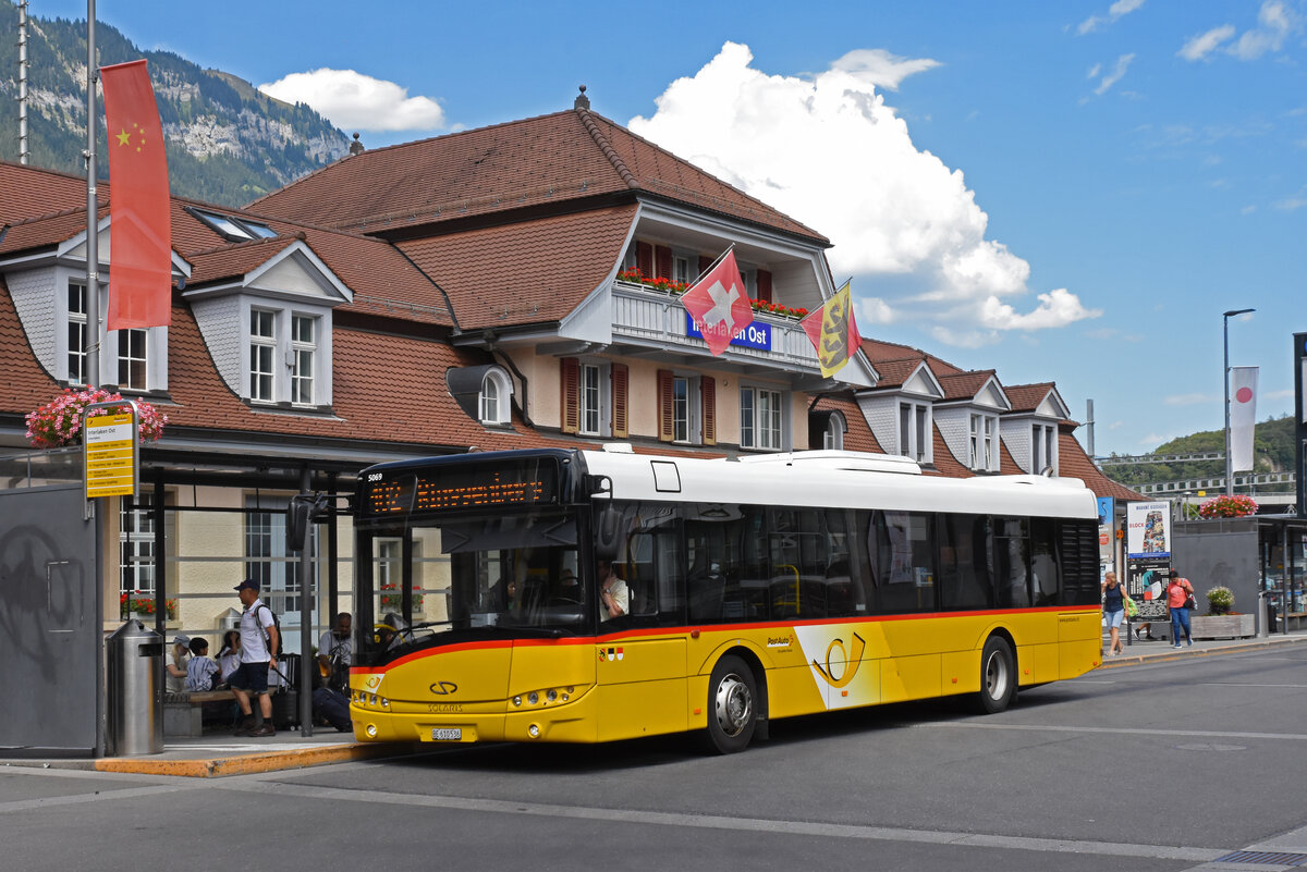Solaris Bus der Post, auf der Linie 102, wartet an der Haltestelle beim Bahnhof Interlaken Ost. Die Aufnahme stammt vom 04.08.2022.