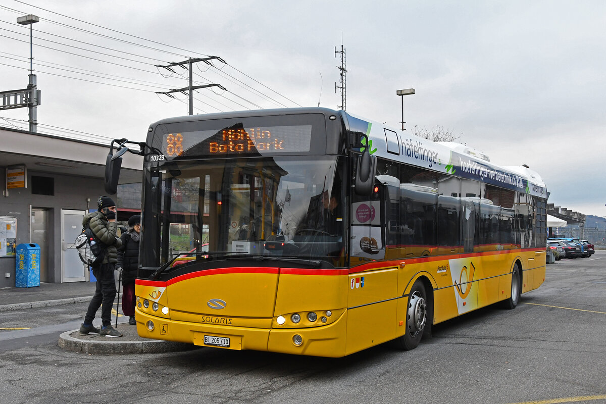 Solaris Bus der Post, auf der Linie 88, wartet am 24.01.2023 an der Haltestelle beim Bahnhof Rheinfelden.