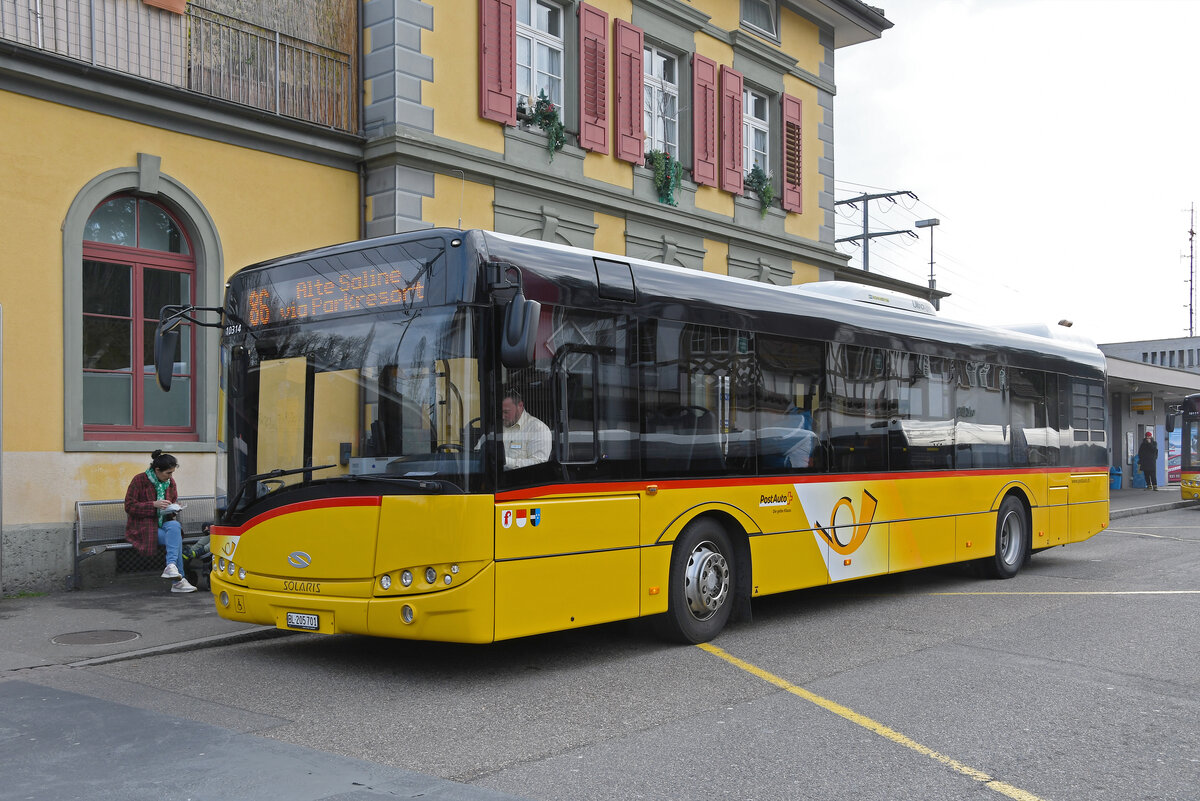 Solaris Bus der Post, auf der Linie 86, wartet am 24.02.2023 an der Haltestelle beim Bahnhof Rheinfelden.