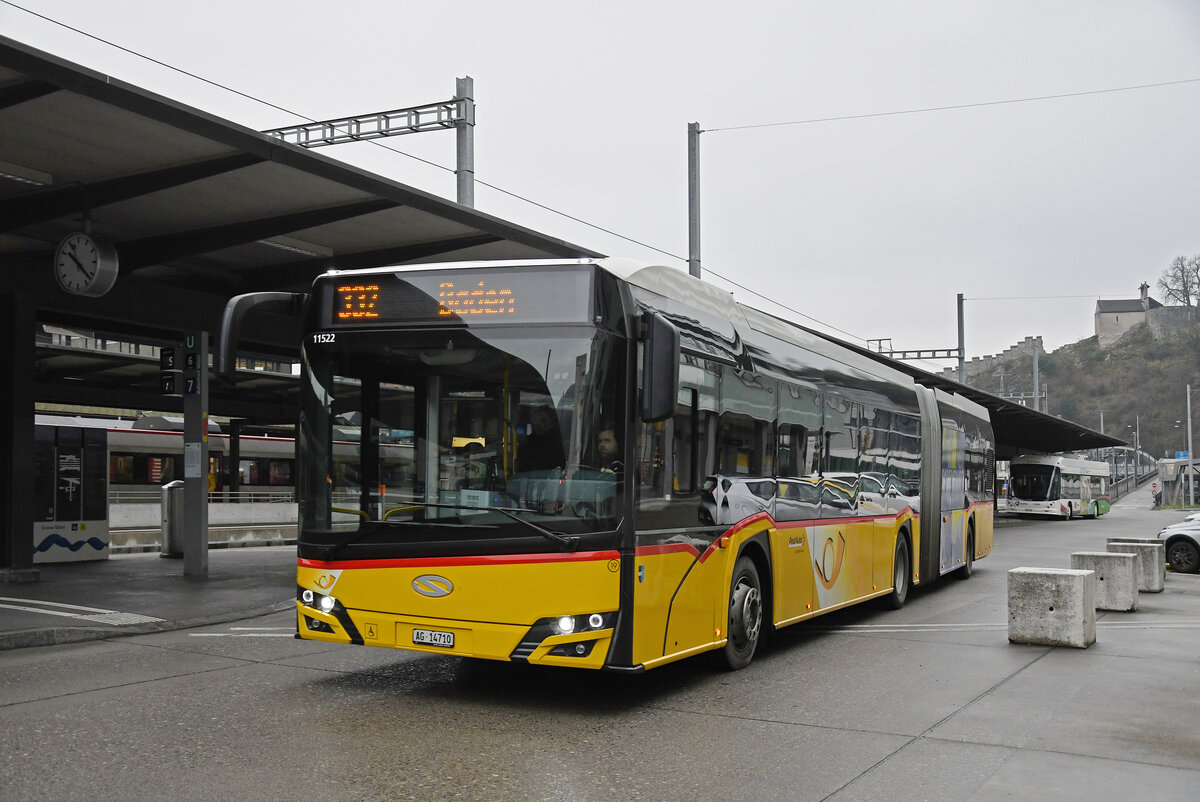 Solaris Bus der Post, auf der Linie 332, verlässt am 25.01.2023 die Haltestelle beim Bahnhof Baden.
