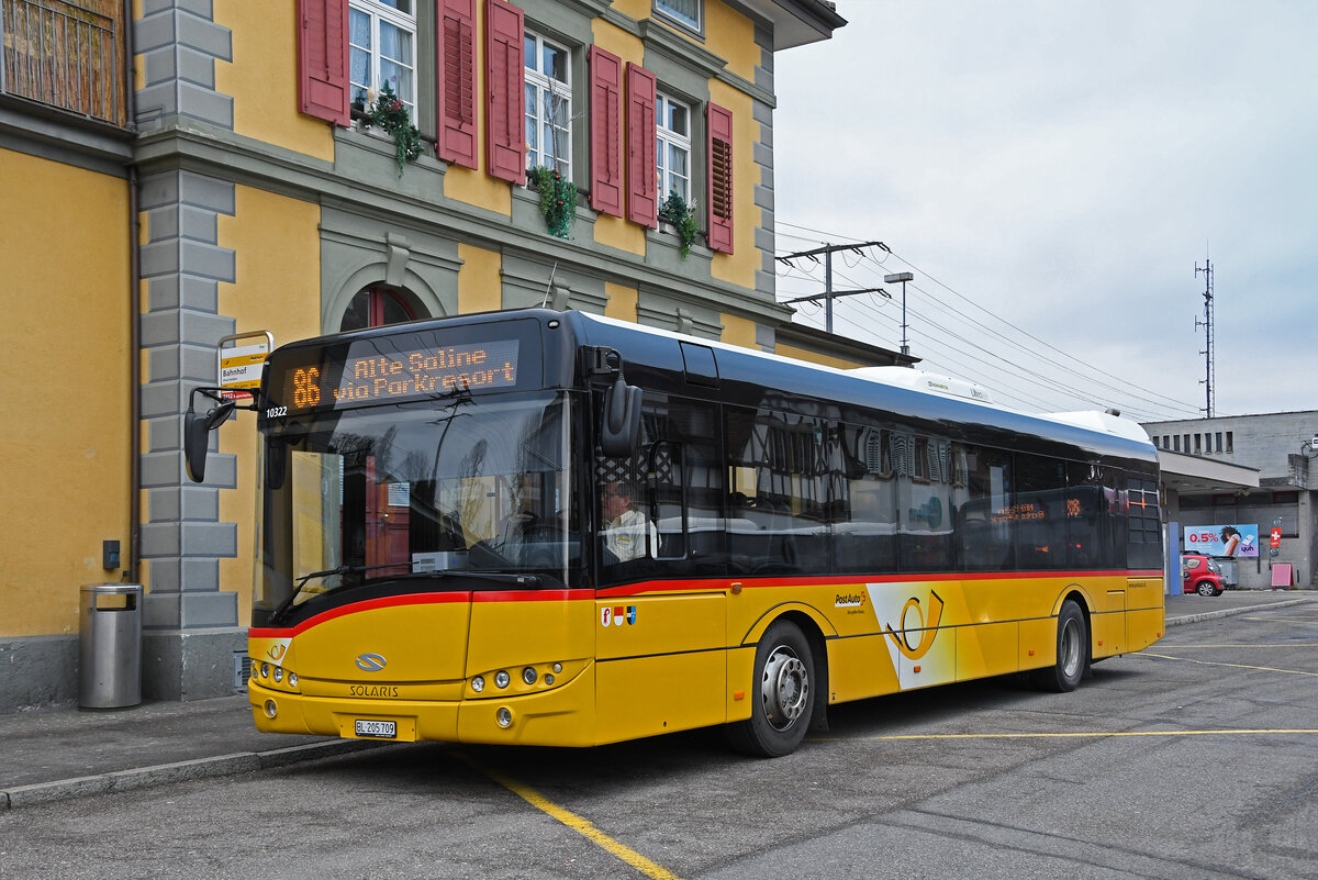 Solaris Bus der Post, auf der Linie 86, wartet am 24.01.2023 an der Haltestelle beim Bahnhof Rheinfelden.