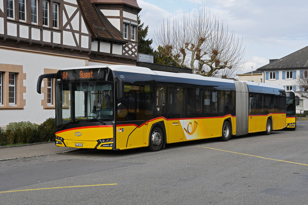 Solaris Bus der Post, auf der Linie 84, wartet am 24.02.2023 an der Haltestelle beim Bahnhof Rheinfelden.