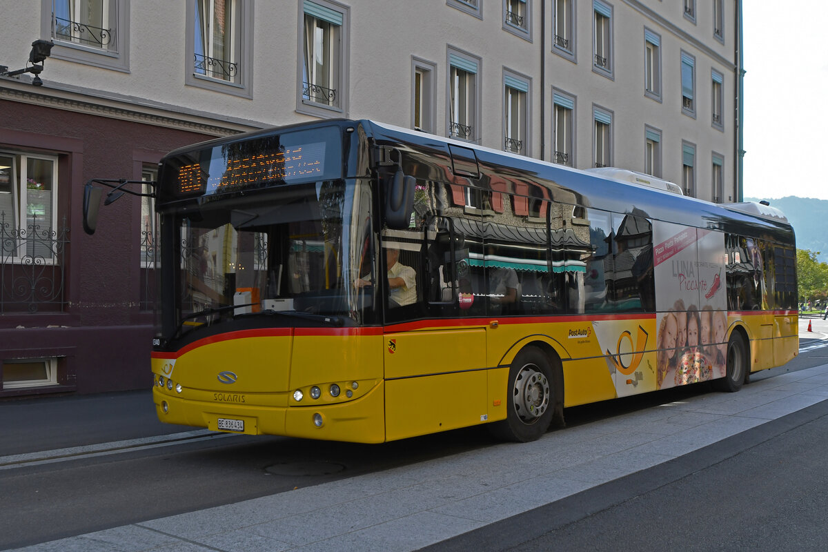 Solaris Bus der Post, auf der Linie 103, fährt am 04.10.2023 zur Haltestelle beim Bahnhof Interlaken Ost.