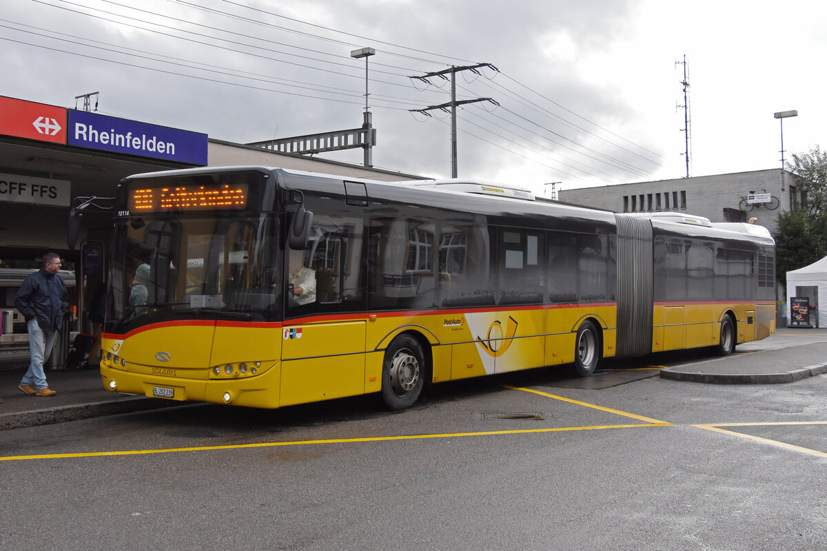 Solaris Bus der Post, auf der Linie 100, wartet am 07.11.2023 an der Haltestelle beim Bahnhof Rheinfelden.