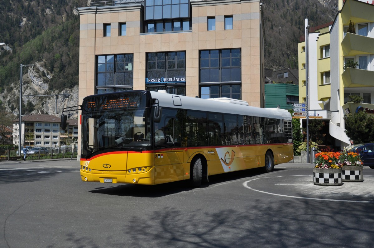 Solaris Bus der Post kurz vor dem Bahnhof Interlaken West. Die Aufnahme stammt vom 16.04.2014.