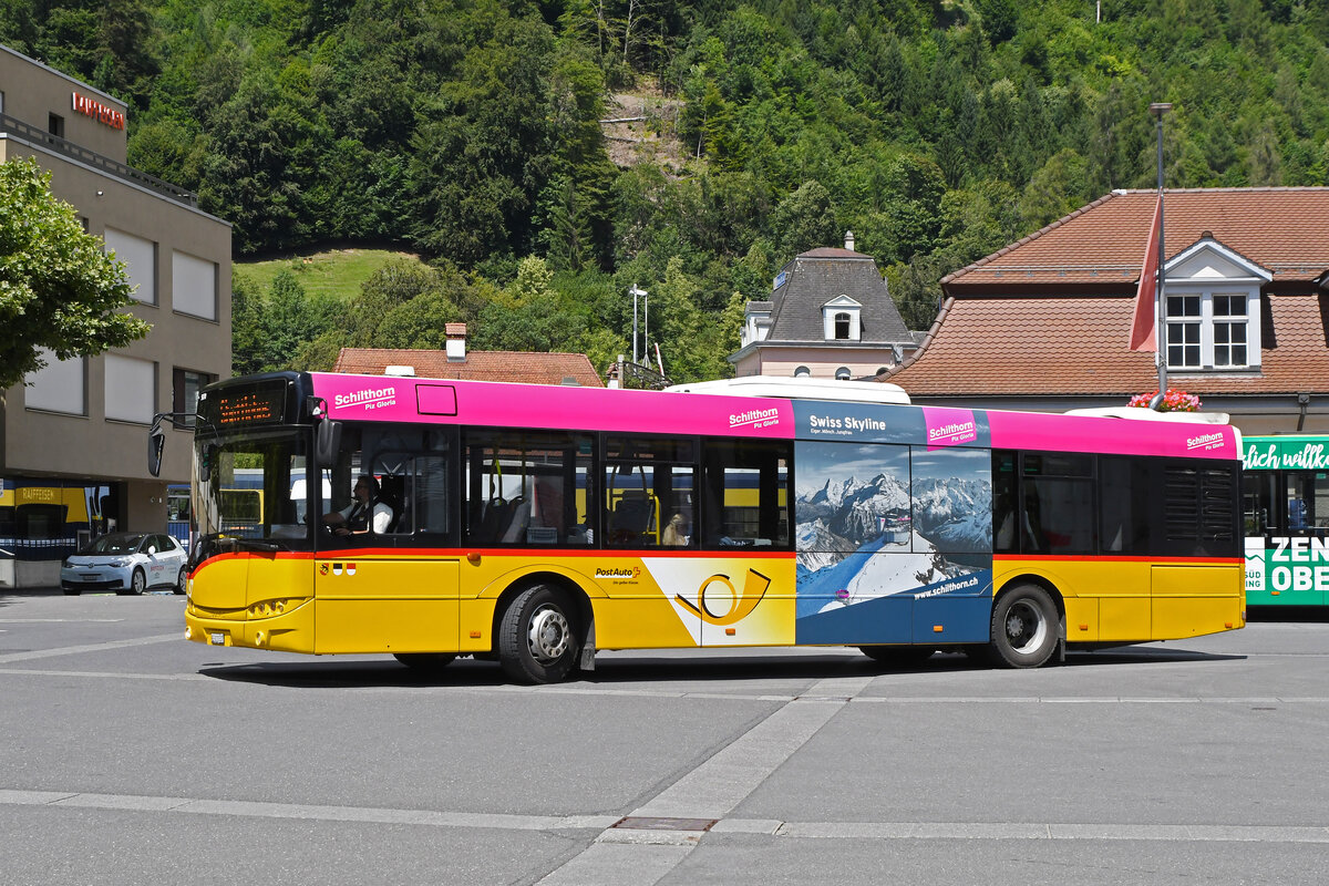 Solaris Bus der Post, verlässt am 31.07.2023 als Shuttlebus den Bahnhof Interlaken Ost.