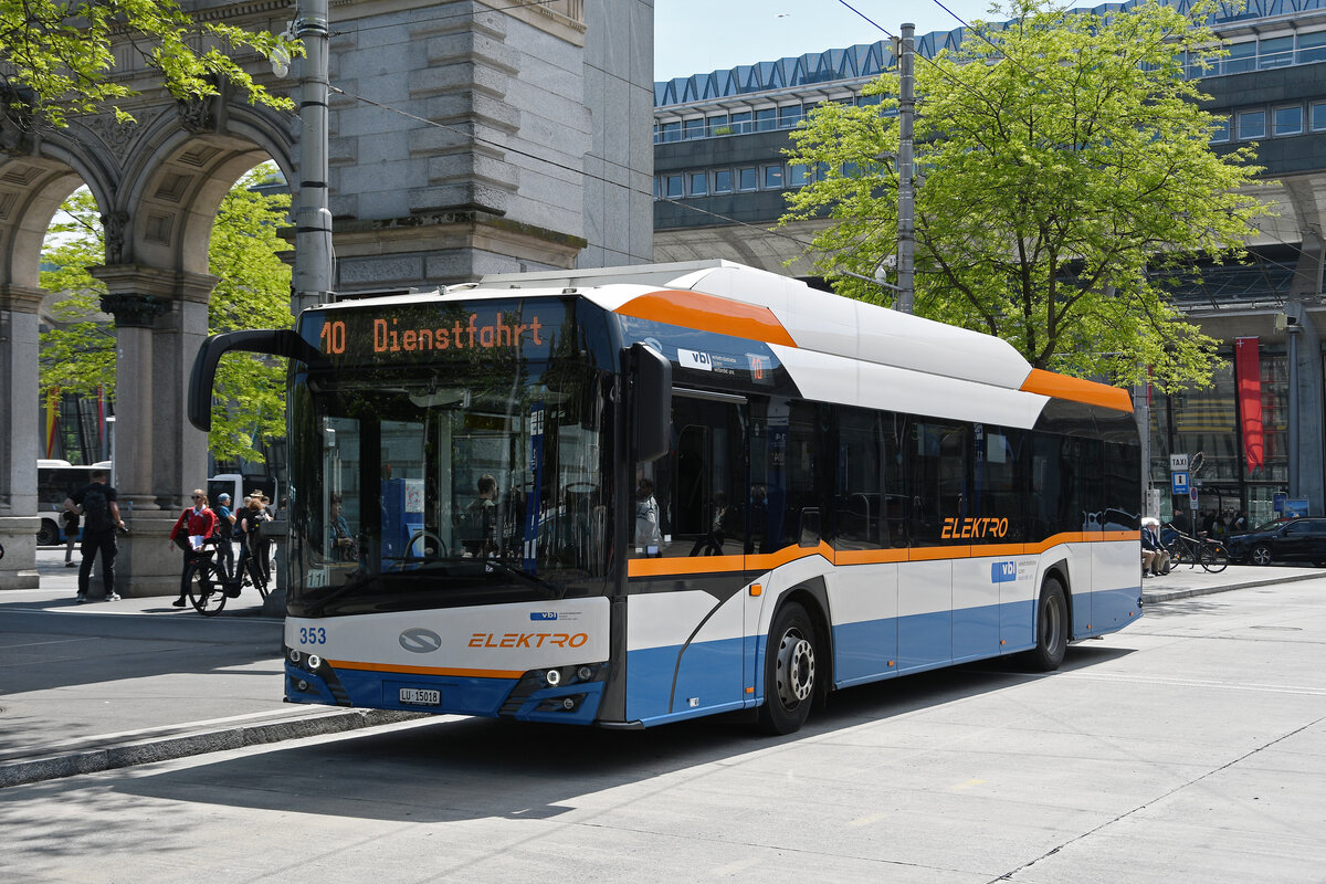 Solaris Elektrobus 353, auf der Linie 10, wartet am 08.05.2026 an der Haltestelle beim Bahnhof Luzern.