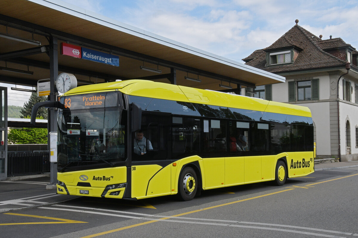 Solaris Elektrobus 38 der AAGl, auf der Linie 83, bedient am 19.04.2026 die Haltestelle beim Bahnhof Kaiseraugst.