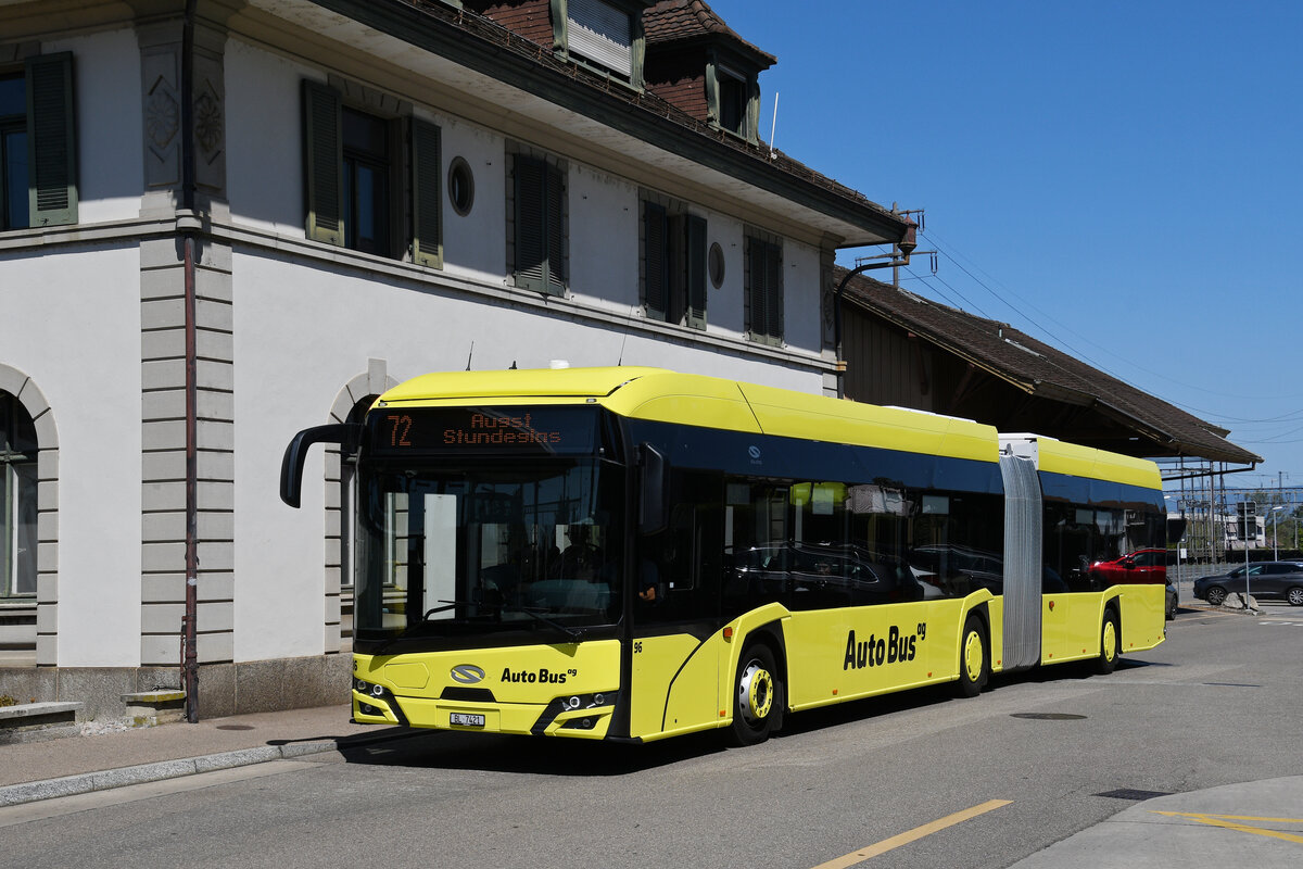 Solaris Elektrobus 96 der AAGL, auf der Linie 72, f�hrt am 13.08.2026 zur Haltestelle beim Bahnhof Kaiseraugst.