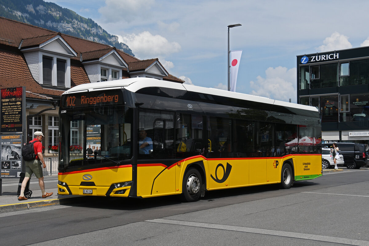 Solaris Elektrobus der Post, auf der Linie 102, bedient am 29.06.2026 die Haltestelle beim Bahnhof Interlaken Ost.