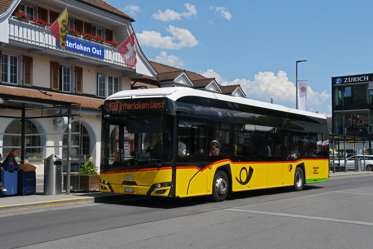 Solaris Elektrobus der Post, auf der Linie 108, wartet am 29.07.2026 an der Haltestelle beim Bahnhof Interlaken Ost.