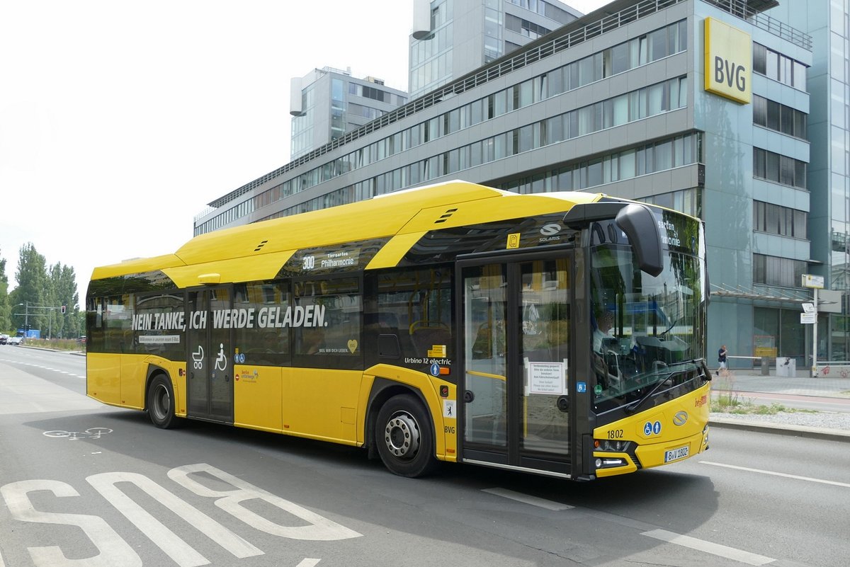 Solaris New urbino 12 electric '1802' auf der BVG Linie 300, Berlin -Mitte im Juni 2020.