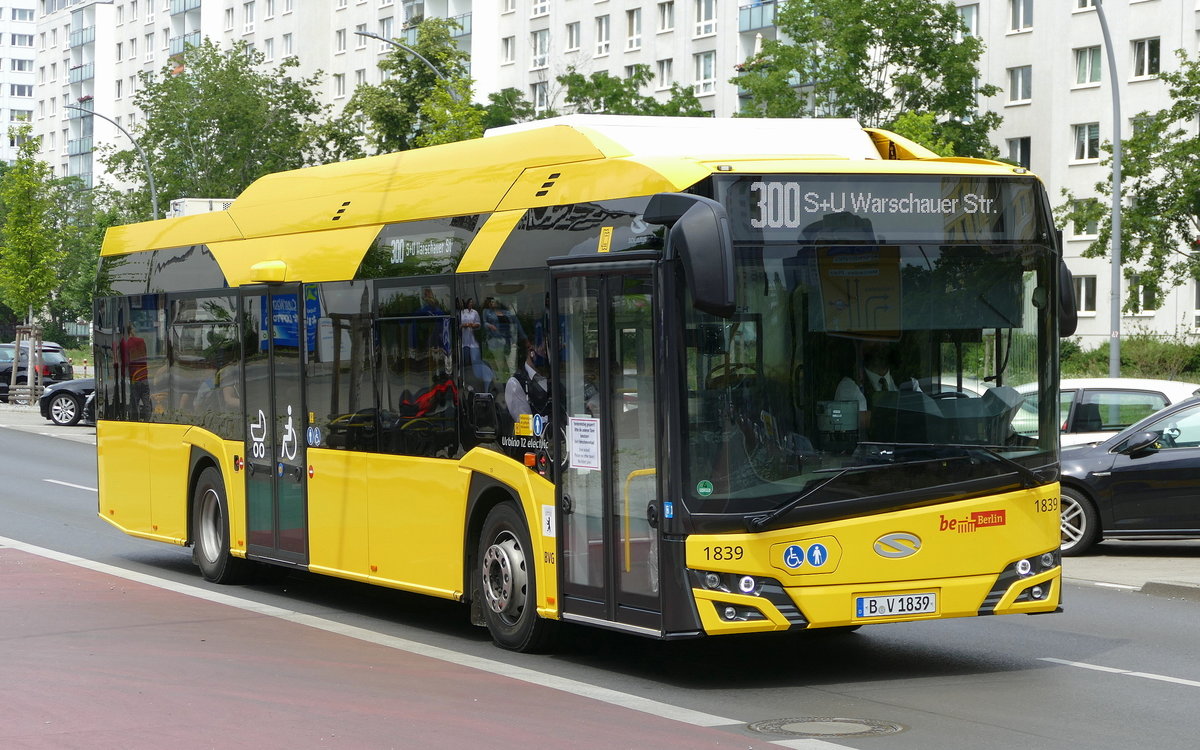 Solaris New urbino 12 electric '1839' auf der BVG Linie 300, Berlin -Mitte im Juni 2020.