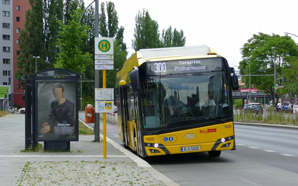 Solaris new urbino 12 electric '1835' der BVG Berlin. Als Linie 300 an der Haltestelle 'Lichtenberger Str.' in Berlin -Mitte , Juni 2020.