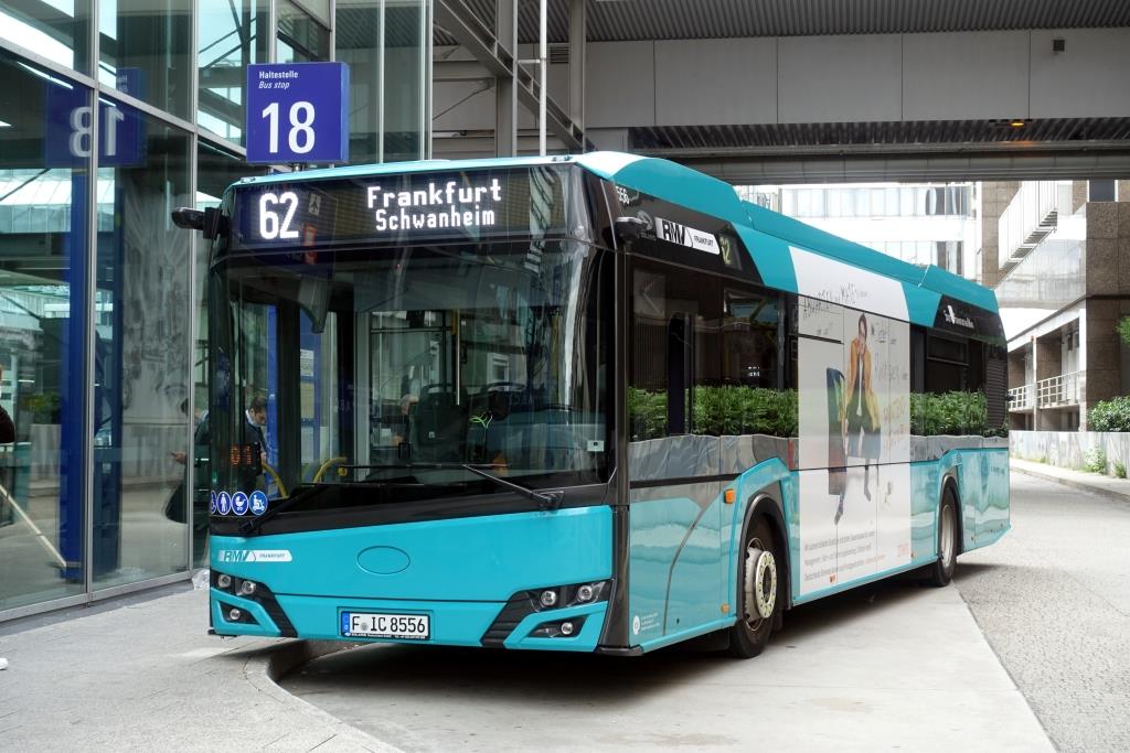 Solaris New Urbino 12 mit digitalen Außenspiegeln  RMV - In der City Bus , Flughafen Frankfurt Juli 2021
