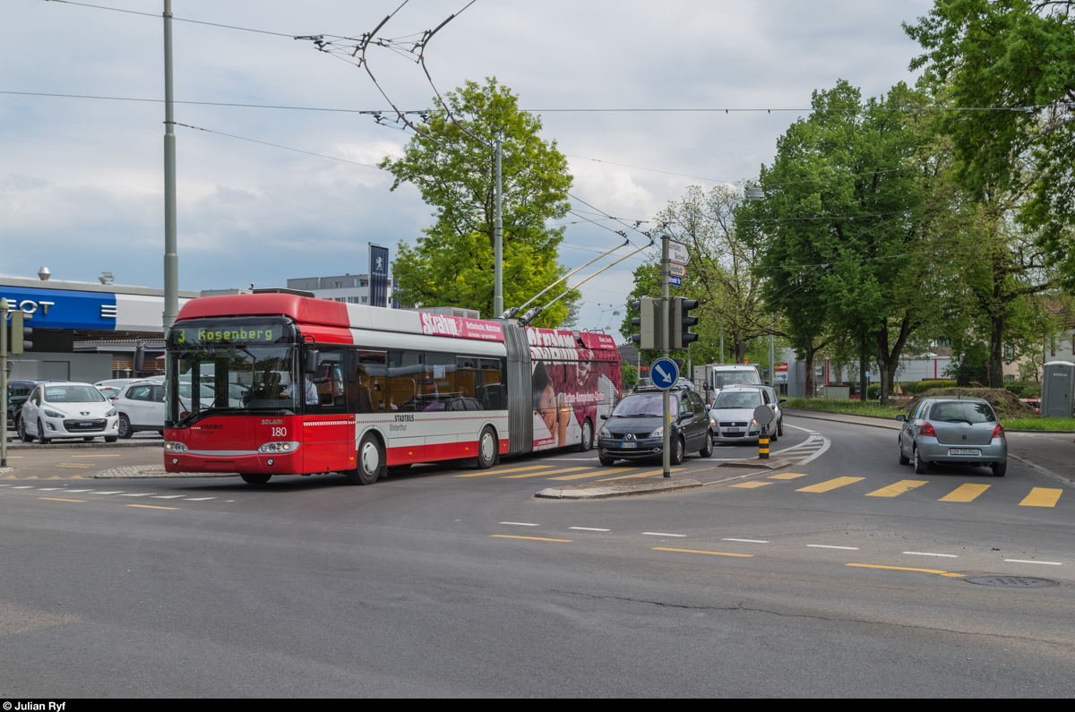 Solaris Trollino 180 biegt am 9. Mai 2016 von der Grüzefeldstrasse in die St. Gallerstrasse ein. An dieser Stelle kann der Bus die Autos auf der wenig befahrenen Rechtsabbiegerspur überholen - eine günstige aber effektive Busbevorzugungsmassnahme.