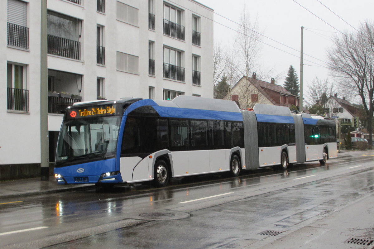 Solaris Trollino 24 Metro Style auf Probefahrt bei Stadtbus Winterthur. Haltestelle Obstgartenweg auf der Linie 1 in Oberwinterthur am 3. Februar 2021.