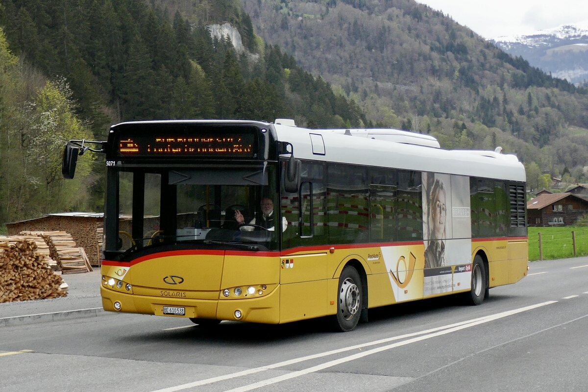 Solaris Urbino 12 '5071' der PostAuto Regie Interlaken am 23.4.23 in Wilderswil.