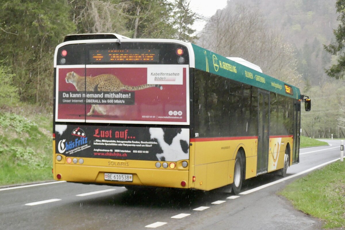 Solaris Urbino 12 '5071' von PostAuto Regie Interlaken am 23.4.23 bei Zweilütschinen.