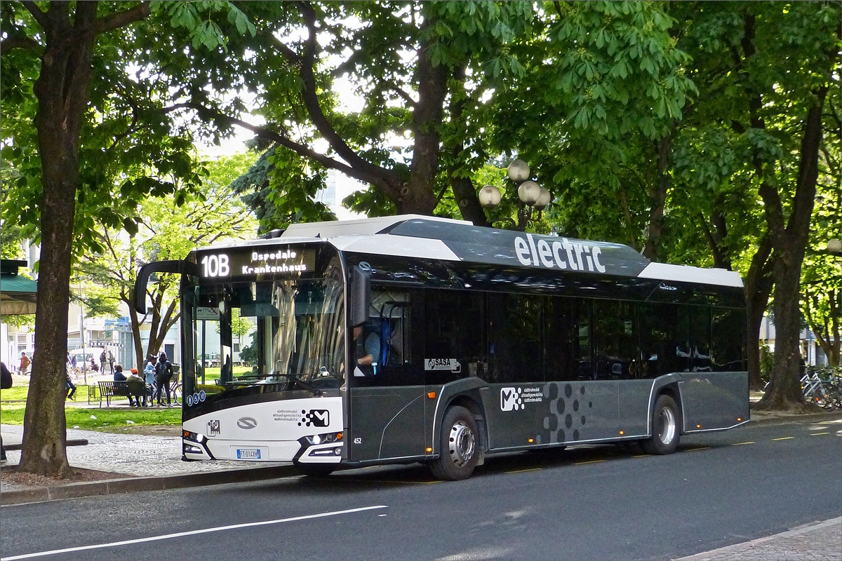 Solaris Urbino 12 electric, aufgenommen nahe dem Bahnhof von Bozen. Mai 2019