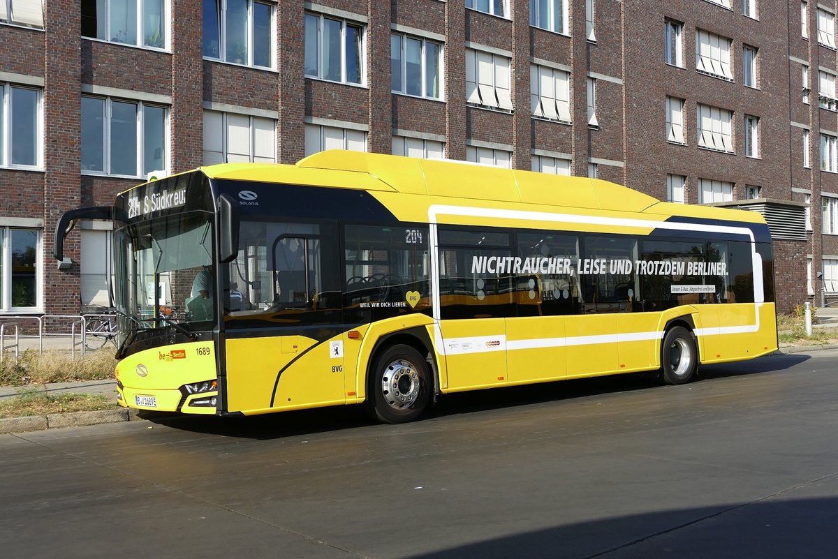 Solaris Urbino 12 electric, B V 1689E der BVG Berlin. Auf der Linie 204, hier in der Hertzallee im Oktober 2018.